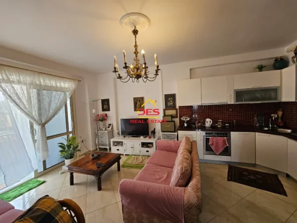 Vlore, shitet apartament 2+1+Ballkon Kati 8, 95 m² 142.000 € (Bulevardi Ismali Qemali)