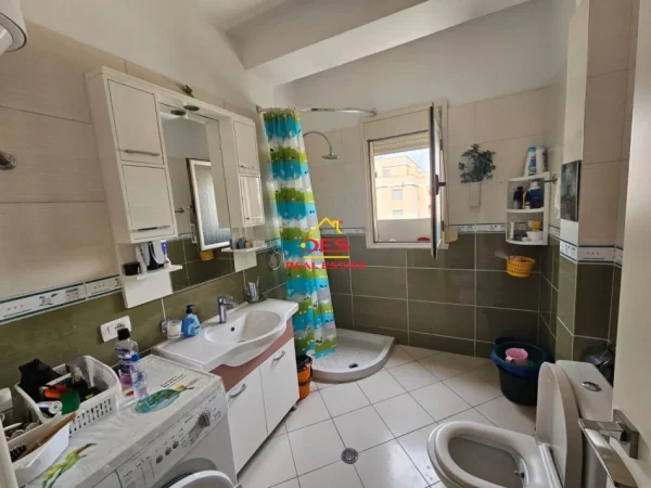 Vlore, shitet apartament 2+1+Ballkon Kati 8, 95 m² 142.000 € (Bulevardi Ismali Qemali)