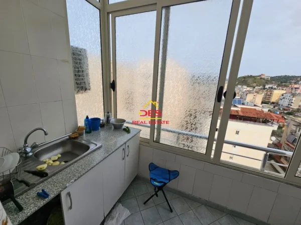 Vlore, shitet apartament 2+1+Ballkon Kati 8, 95 m² 142.000 € (Bulevardi Ismali Qemali)