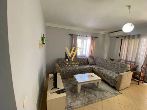 Tirane, jepet me qera apartament 1+1+Ballkon Kati 3, 115 m² 600 € (KOMUNA E PARISIT)