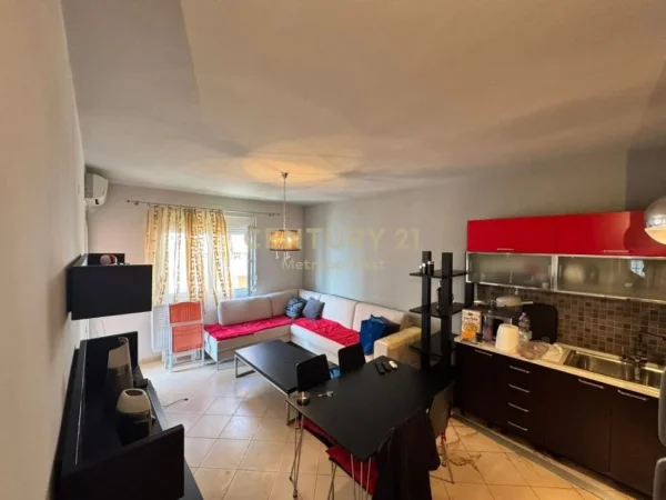 Vlore, shitet apartament 1+1+Ballkon Kati 4, 70 m² 155.000 € (Rruga Cameria)
