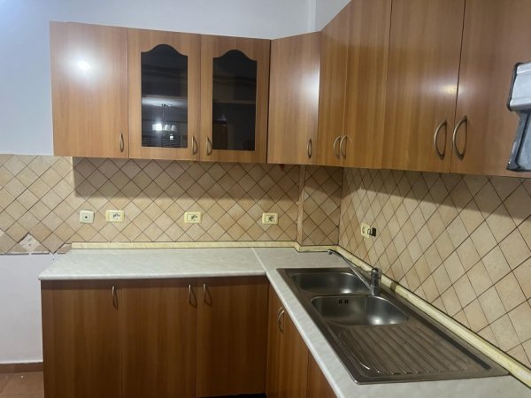 Tirane, shitet apartament 2+1+Ballkon Kati 3, 76 m² 120.000 € (Rruga Xhanfize Keko, Xhamllik)