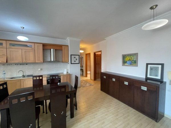 Tirane, jepet me qera apartament 2+1+Ballkon Kati 8, 800 € (Statcioni i Trenit)