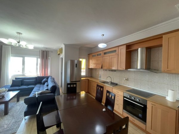 Tirane, jepet me qera apartament 2+1+Ballkon Kati 8, 800 € (Statcioni i Trenit)