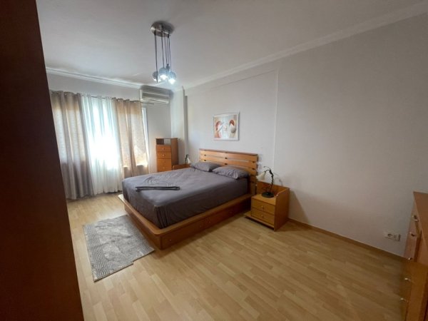 Tirane, jepet me qera apartament 2+1+Ballkon Kati 8, 800 € (Statcioni i Trenit)