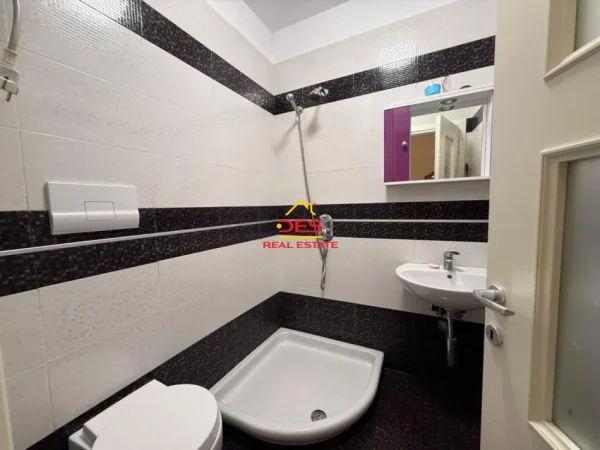 Vlore, jepet me qera apartament 2+1+Ballkon Kati 2, 90 m² 400 € (Rruga Aleksandër Moisiu)