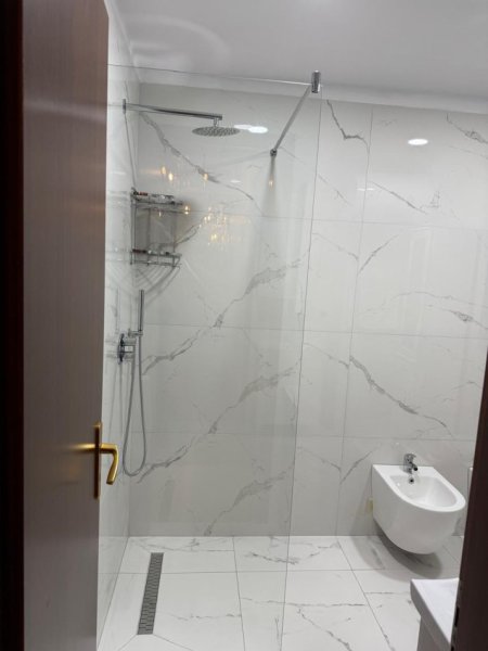 Tirane, jepet me qera apartament 2+1+Ballkon , 145 m² 750 € 