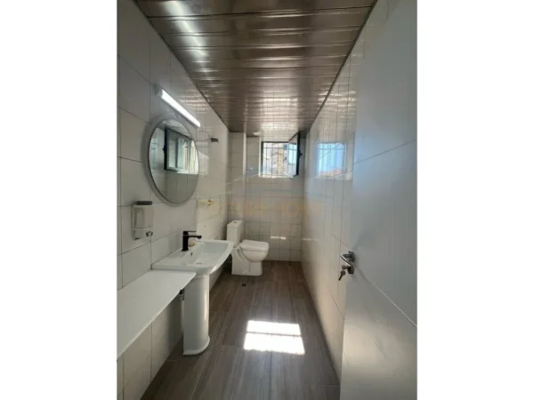 0683487469 Tirane, jepet me qera ambjent biznesi Kati 1, 119 m² 1.500 € (BULEVARDI ZOGU I PARE)