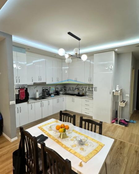 Tirane, jepet me qera apartament 2+1+Ballkon Kati 4, 103 m² 420 € (Fresku)