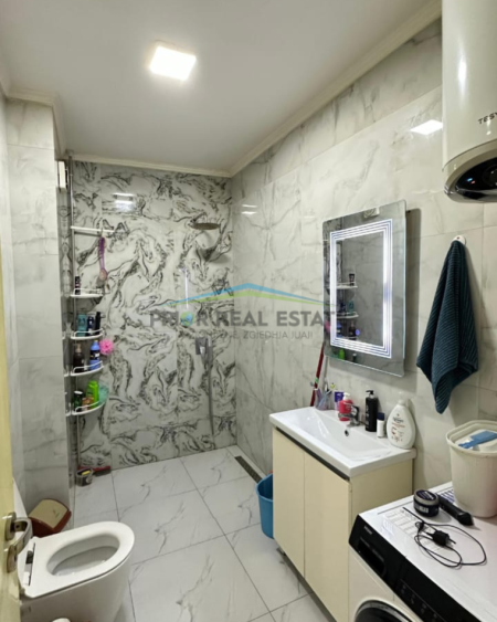 Tirane, jepet me qera apartament 2+1+Ballkon Kati 4, 103 m² 420 € (Fresku)