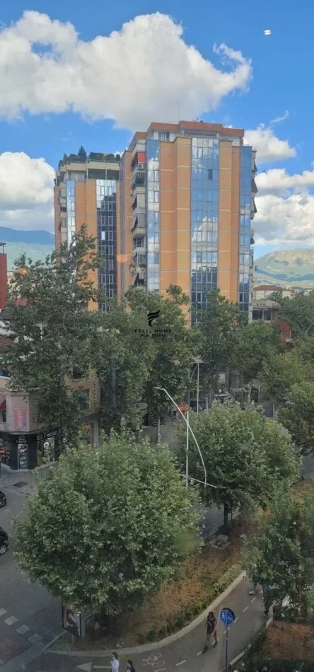 Tirane, jepet me qera apartament 2+1 Kati 8, 108 m² 1.100 € (QENDER)