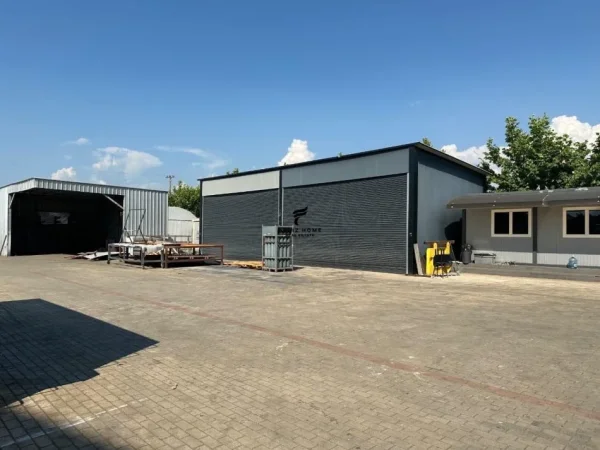 Tirane, jepet me qera magazine Kati 0, 5.000 m² 8.000 € (RINAS)