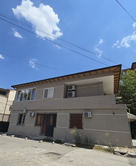 Tirane, jepet me qera garsonier Kati 1, 250 € (Rruga Frederik Shiroka)