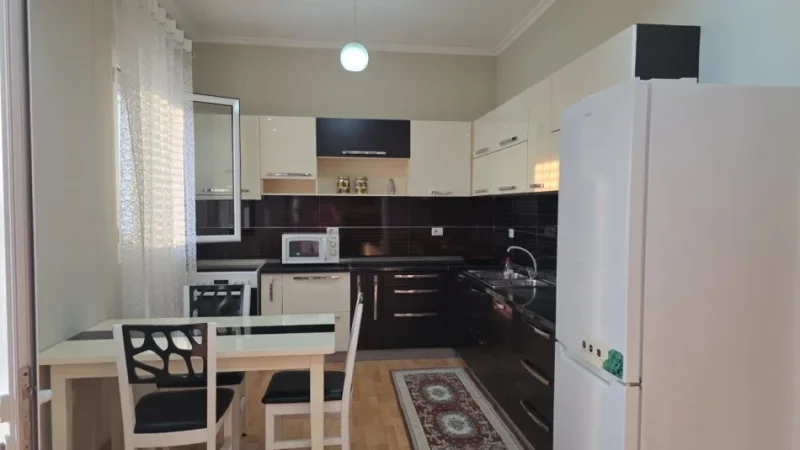 Tirane, jepet me qera apartament 2+1+Aneks+Ballkon Kati 3, 90 m² 600 € (VILAT AMERIKANE)