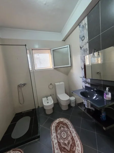 Tirane, jepet me qera apartament 2+1+Aneks+Ballkon Kati 3, 90 m² 600 € (VILAT AMERIKANE)