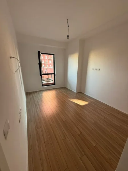 Tirane, jepet me qera zyre Kati 4, 113 m² 1.200 € (kompleksi garden building)