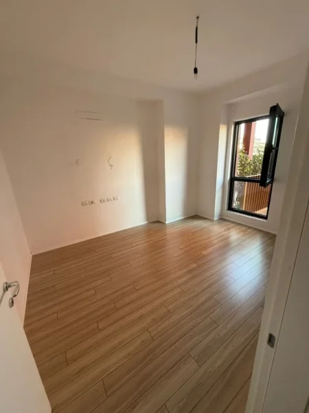Tirane, jepet me qera zyre Kati 4, 113 m² 1.200 € (kompleksi garden building)