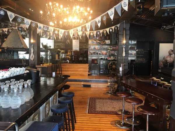 Tirane, jepet me qera lokal Kati 0, 175 m² 1.500 € (loni ligori)