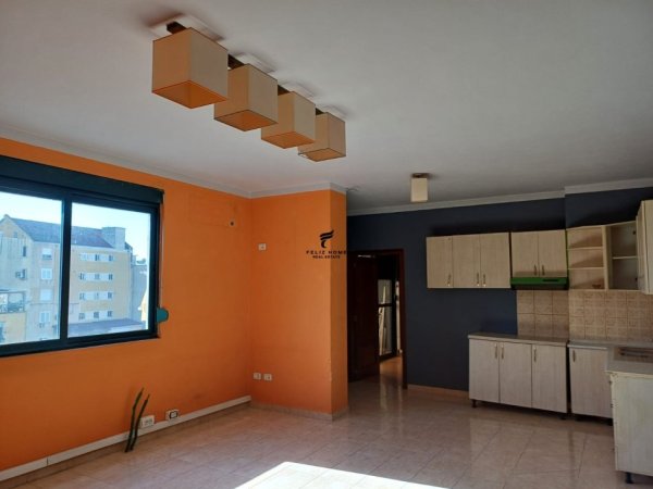 Tirane, jepet me qera zyre Kati 7, 95 m² 500 € (BRRYLI)