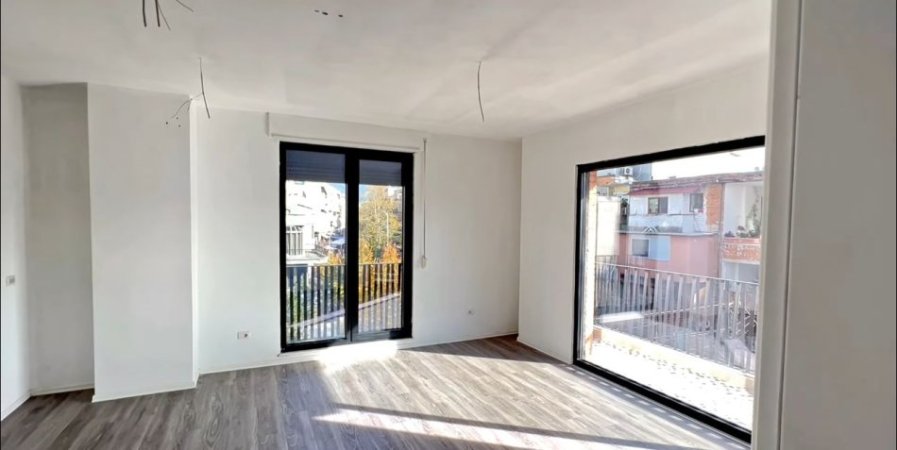 Tirane, shitet apartament 1+1+Ballkon Kati 2, 77 m² 195.000 € (SHKOLLA E KUQE)