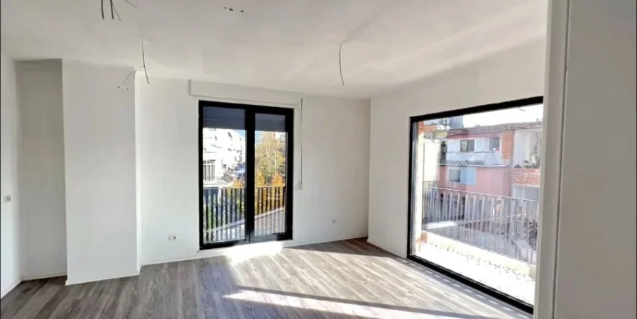 Tirane, shitet apartament 1+1+Ballkon Kati 2, 77 m² 195.000 € (SHKOLLA E KUQE)