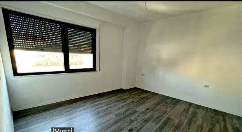 Tirane, shitet apartament 1+1+Ballkon Kati 2, 77 m² 195.000 € (SHKOLLA E KUQE)
