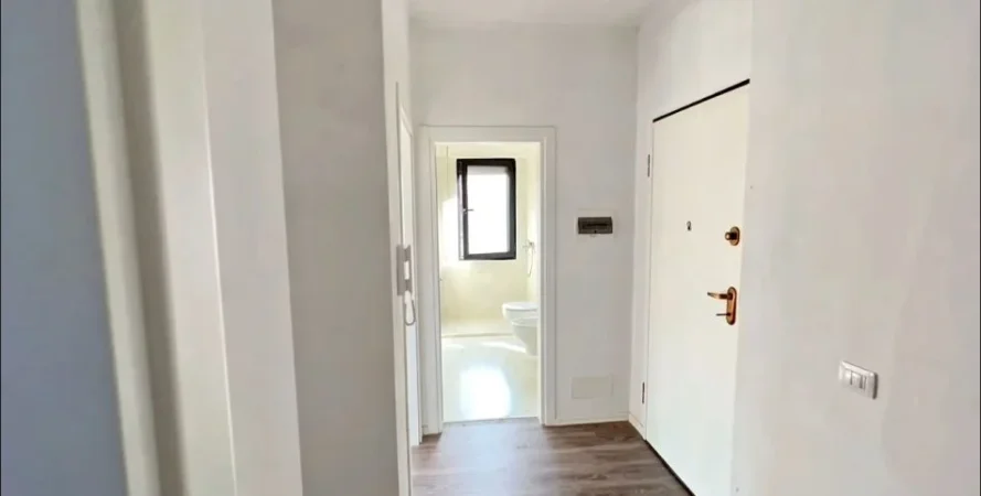 Tirane, shitet apartament 1+1+Ballkon Kati 2, 77 m² 195.000 € (SHKOLLA E KUQE)