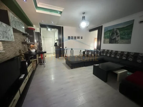 Tirane, shitet apartament 2+1+Ballkon Kati 1, 110 m²