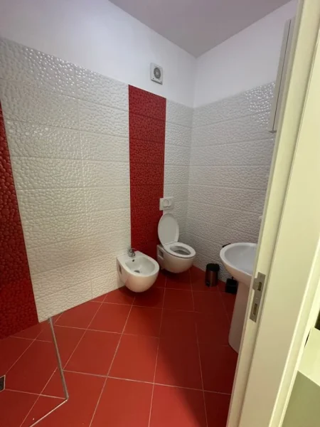 Tirane, jepet me qera apartament 2+1 Kati 3, 98 m² 1.100 € (RRUGA E KOSOVAREVE)