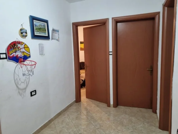 Tirane, jepet me qera apartament 2+1+Ballkon Kati 5, 80 m² 500 € (RRUGA E KAVAJES)