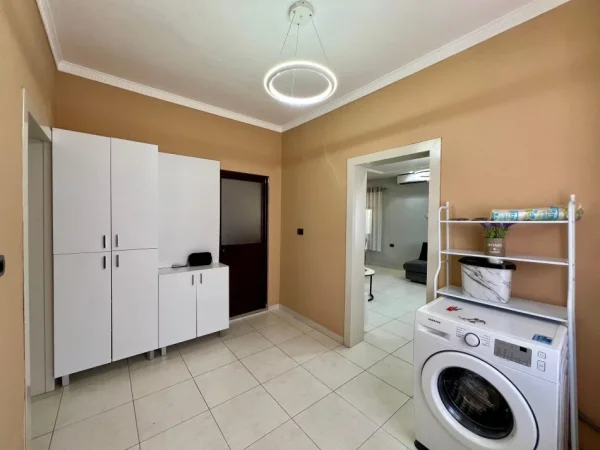 Tirane, jepet me qera apartament 1+1+Ballkon Kati 1, 90 m² 750 € (ISH DOGANA)