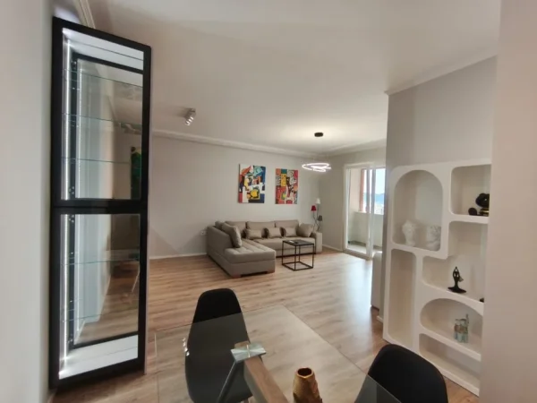 Tirane, jap me qera apartament 1+1 Kati 10, (Kompleksi Tirana Golden Park, rrugica perballe e Spitalit American 3)