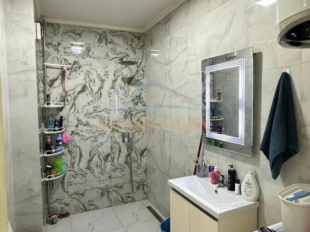 Tirane, jepet me qera apartament 2+1+2+Ballkon Kati 4, 100 m² 450 € (Freku)