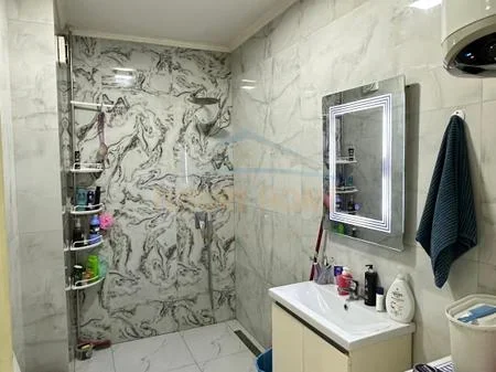 Tirane, jepet me qera apartament 2+1+2+Ballkon Kati 4, 100 m² 450 € (Freku)