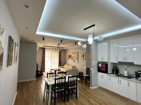 Tirane, jepet me qera apartament 2+1+2+Ballkon Kati 4, 100 m² 450 € (Freku)