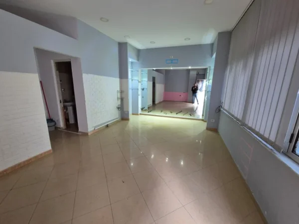 Tirane, shitet ambjent biznesi Kati 0, 38 m² 83.000 € (Rruga Kongresi Manastirit Okazion)