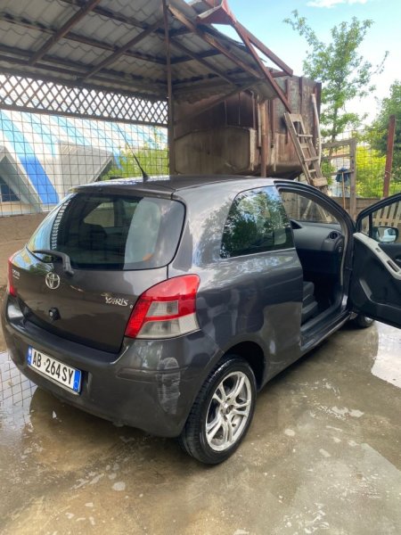 Diber, shes makine Toyota yaris Nafte, gri e erret manuale Kondicioner 200.000 km 3.500 €