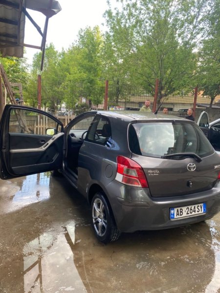 Diber, shes makine Toyota yaris Nafte, gri e erret manuale Kondicioner 200.000 km 3.500 €