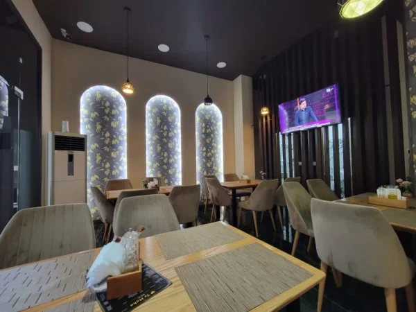 Tirane, jepet me qera bar-resorant Kati 0, 110 m² 1.200 € (Rruga Ali Demi)