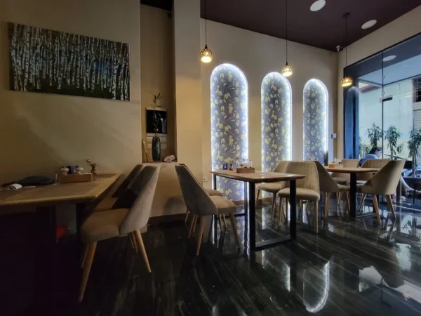 Tirane, jepet me qera bar-resorant Kati 0, 110 m² 1.200 € (Rruga Ali Demi)
