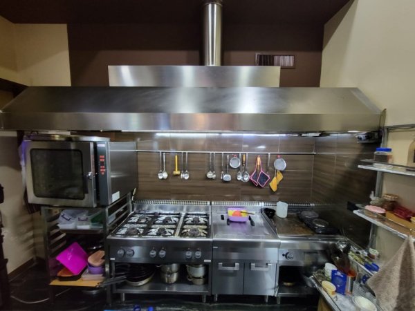 Tirane, jepet me qera bar-resorant Kati 0, 110 m² 1.200 € (Rruga Ali Demi)