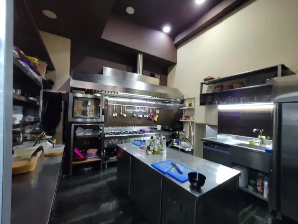 Tirane, jepet me qera bar-resorant Kati 0, 110 m² 1.200 € (Rruga Ali Demi)