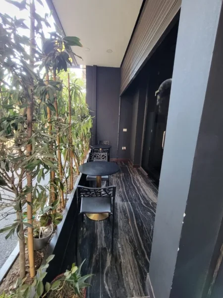 Tirane, jepet me qera bar-resorant Kati 0, 110 m² 1.200 € (Rruga Ali Demi)