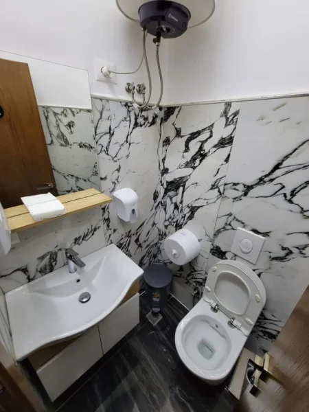 Tirane, jepet me qera bar-resorant Kati 0, 110 m² 1.200 € (Rruga Ali Demi)