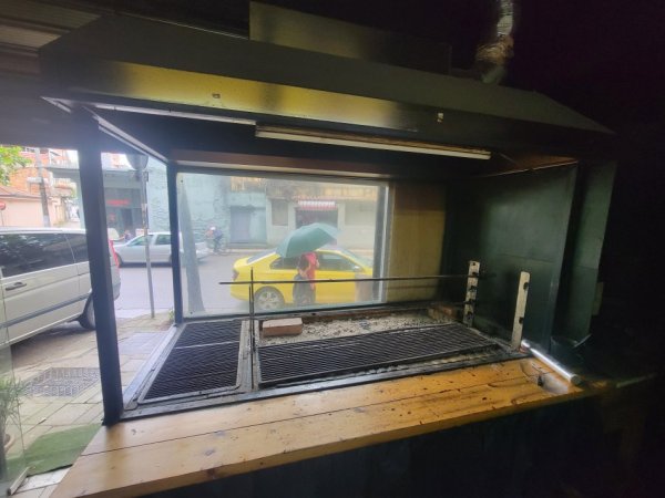 Tirane, jepet me qera bar-resorant Kati 0, 20 m² 250 € (Ali Demi)