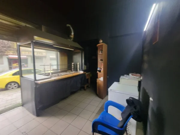 Tirane, jepet me qera bar-resorant Kati 0, 20 m² 250 € (Ali Demi)