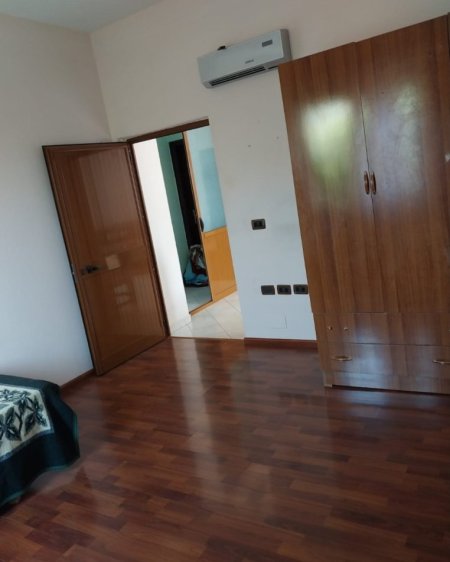 Tirane, jepet me qera apartament 2+1+Aneks+Ballkon Kati 1, 100 m²