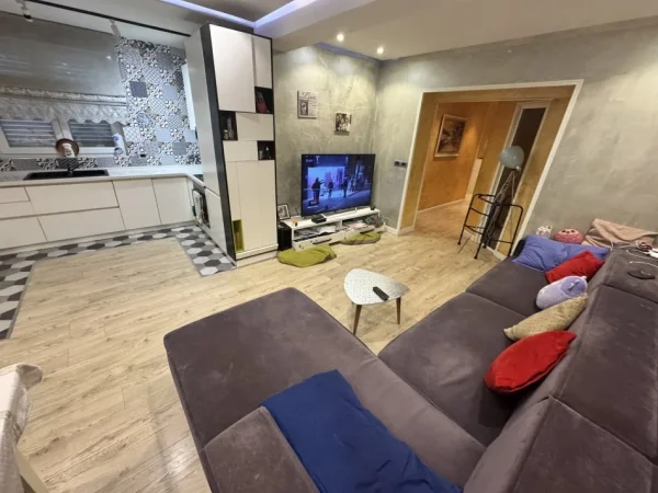 Tirane, jepet me qera apartament 3+1+2+2Ballkon Kati 2, 130 m² 750 € (Prane shkolles Vasil Shanto)