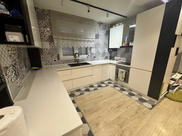 Tirane, jepet me qera apartament 3+1+2+2Ballkon Kati 2, 130 m² 750 € (Prane shkolles Vasil Shanto)