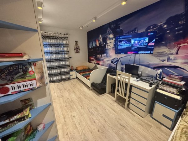 Tirane, jepet me qera apartament 3+1+2+2Ballkon Kati 2, 130 m² 750 € (Prane shkolles Vasil Shanto)